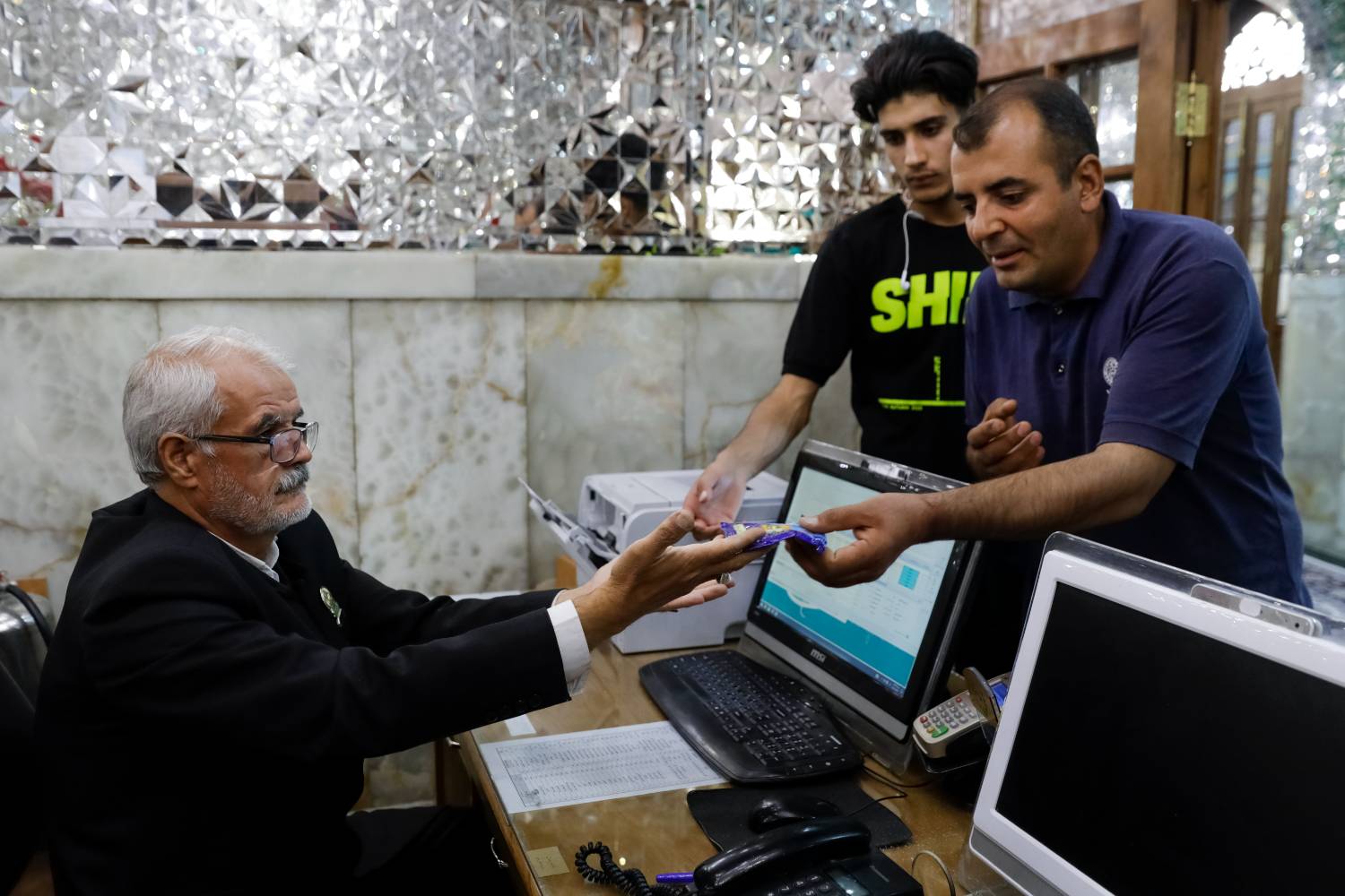 تعداد بانوان ناذری که طلاهایشان را نذر امام رضا(ع) می‌کنند کم نیست اما این روایت، قصه طلای نذری دو خانواده متفاوت با نیتی مشابه است.