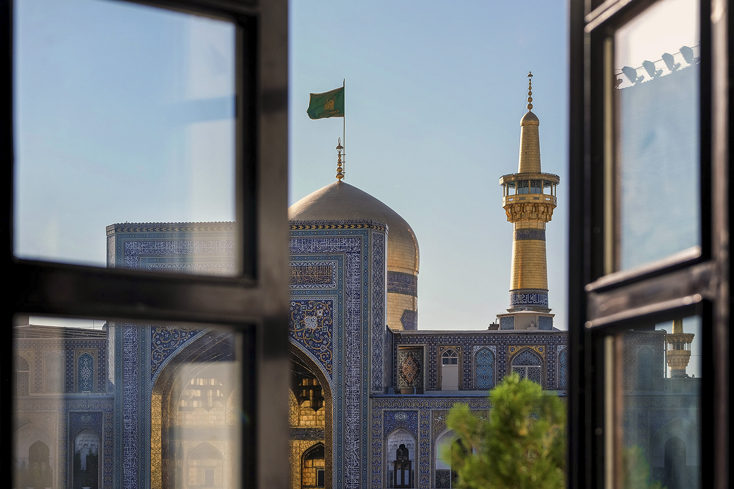 عکس با کیفیت : گنبد و گلدسته حرم مطهر رضوی