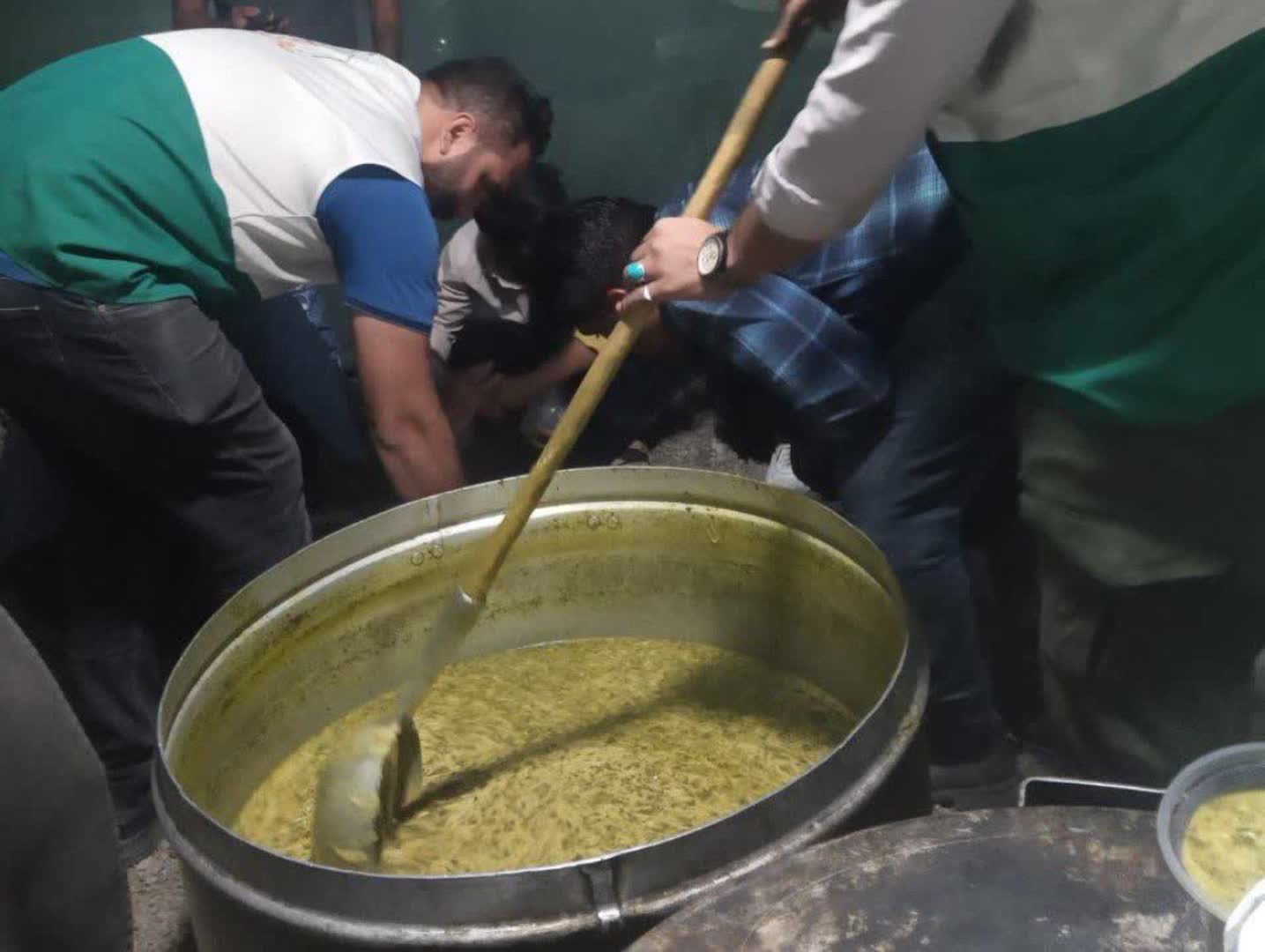 خادمیاران رابر در میلاد پیامبر مهربانی‌ها با توزیع آش نذری به شهروندان خدمت‌رسانی کردند.