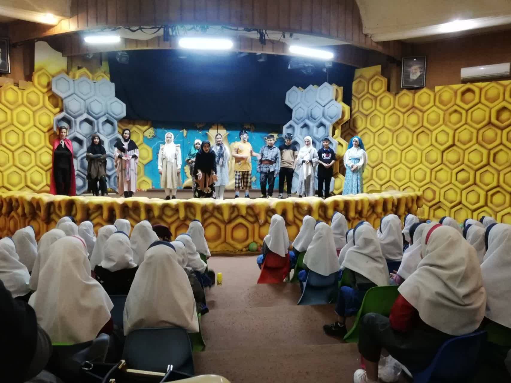 همزمان با روز جهانی کودک، به همت مؤسسه آفرینش‌های هنری آستان قدس رضوی، نمایش «فرشته باران» ویژه کودکان در مجتمع فرهنگی و هنری خواجه‌ربیع مشهد به روی صحنه رفت. 