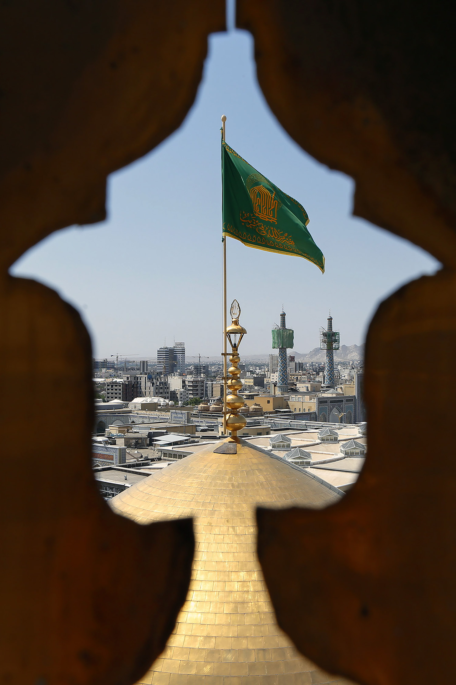 عکس با کیفیت : پرچم گنبد حرم مطهر رضوی
