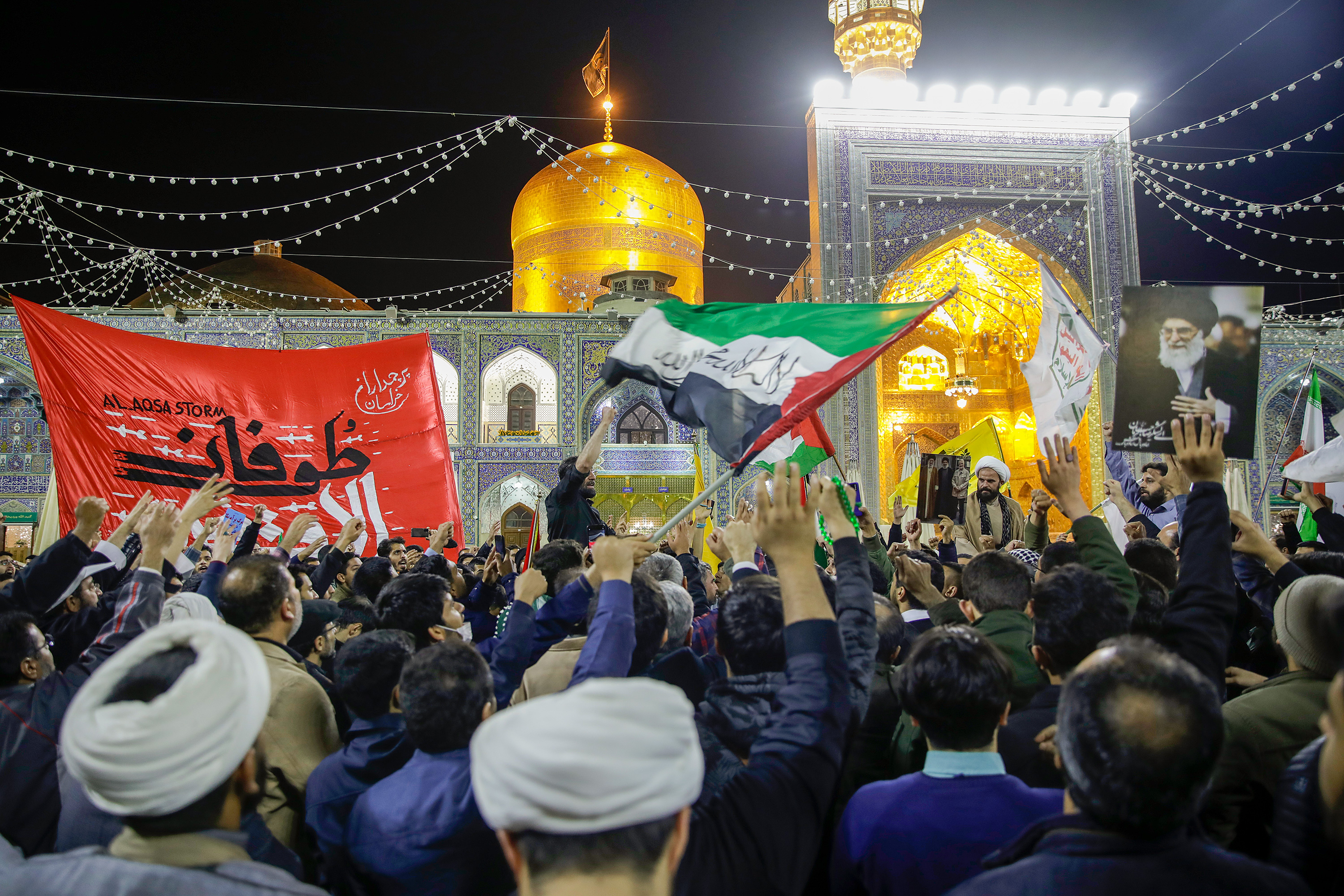 تعویض پرچم گنبد منور رضوی به مناسبت عزای عمومی در کشور