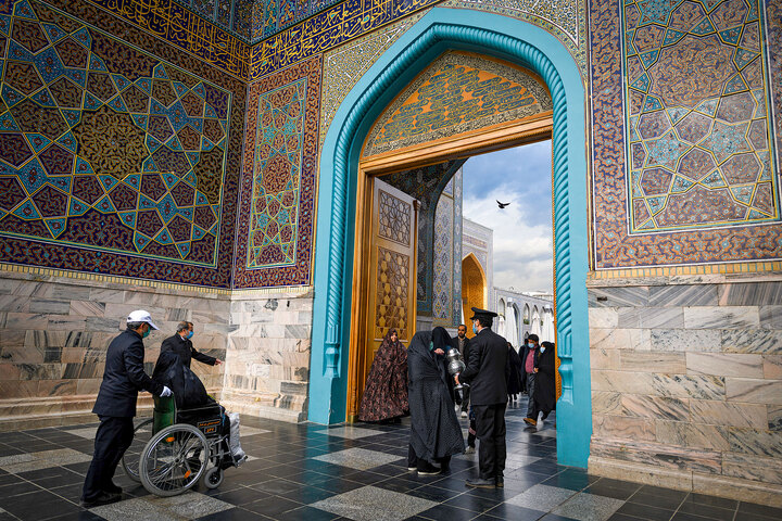 عکس با کیفیت : زیارت در حرم مطهر رضوی