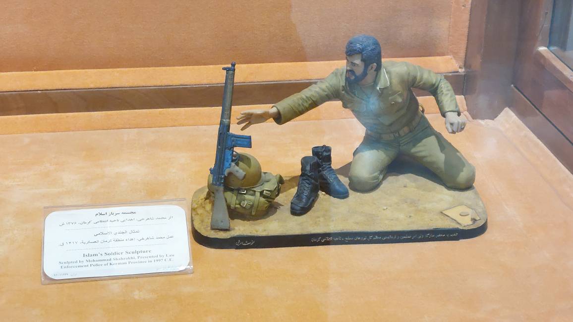 در دوران هشت سال دفاع مقدس شاهد فداکاری‌ها و دلاوری‌های شهدای گلگون کفن، رزمندگان دلیر اسلام، جانبازان همیشه در صحنه و آزادگان باعزت بودیم؛ دورانی که با اشک‌ها و لبخندهای پدران و مادرانمان سپری شد و خاطراتش برای همیشه در ذهنمان باقی خواهد ماند. در این میان، نمایش آثار هنری مرتبط با دفاع مقدس در موزه‌های کشور، اقدامی ضروری و در عین حال اثرگذار در راستای آشنایی نسل نوجوان و جوان امروز با گوشه‌هایی…