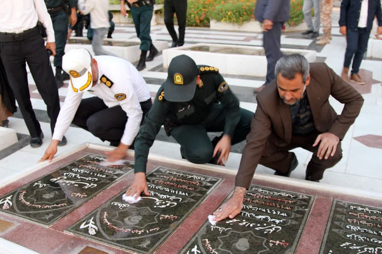 عطرافشانی گلزار شهدای آرمیده در زیارتگاه شهیدمدرس