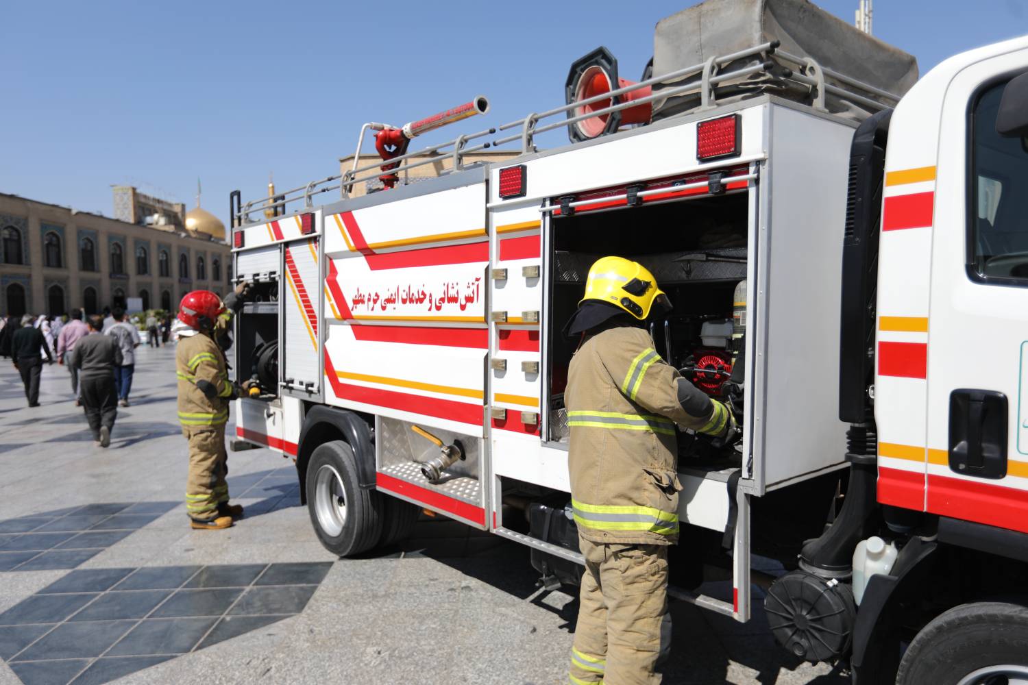 خادمان زیادی در آستان مقدس رضوی در حال خدمت به زائران امام مهربانی‌ها هستند. از دربان و کفشدار و انتظامات گرفته تا خادمانی که کف صحن‌ها و رواق‌ها را مفروش می‌کنند یا خادمی که برای انتقال معلولان و افراد سالخورده از صندلی چرخ دار استفاده می‌کند. حتی خادمانی در این آستان میبینیم که مسئولیت تمیز کردن آینه‌کاری‌ها، لوستر‌ها را برعهده دارند یا مشغول امور فنی هستند. اصلا عشق به علی ابن موسی الرضا (ع)…