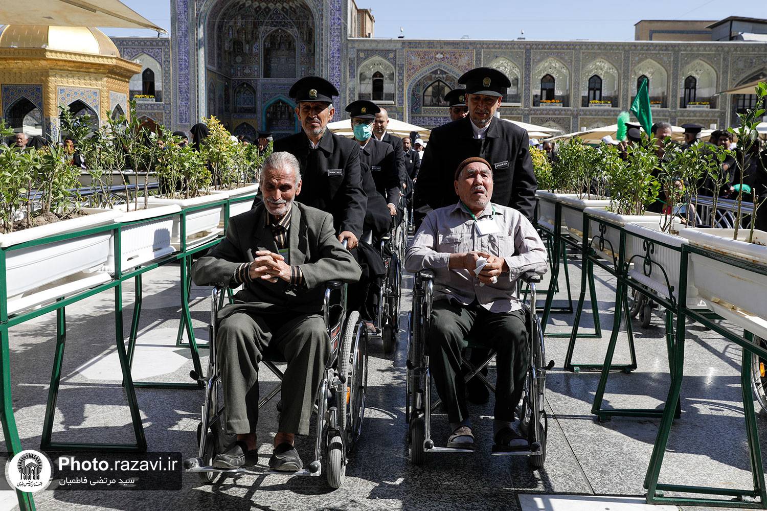 موهای سفید و خاکستری‌اش، چین و چروک‌های صورتش و شانه‌های اندک خمیده‌اش روایتگر سال‌هایی بود که او پشت سر گذاشته بود؛ روزهایی پرخاطره‌ که شاید بارها در پشت پنجره فولاد و صف‌های نماز جماعت حرم مطهر سپری شده بود. او اگرچه به کندی قدم برمی‌داشت و دیگر توان دوران جوانی و حتی میانسالی‌اش را نداشت، اما همچنان بند بند وجود تکیده و آفتاب سوخته‌اش، مملو از عشق به امام مهربانی‌ها بود و برای رسیدن به کنار…