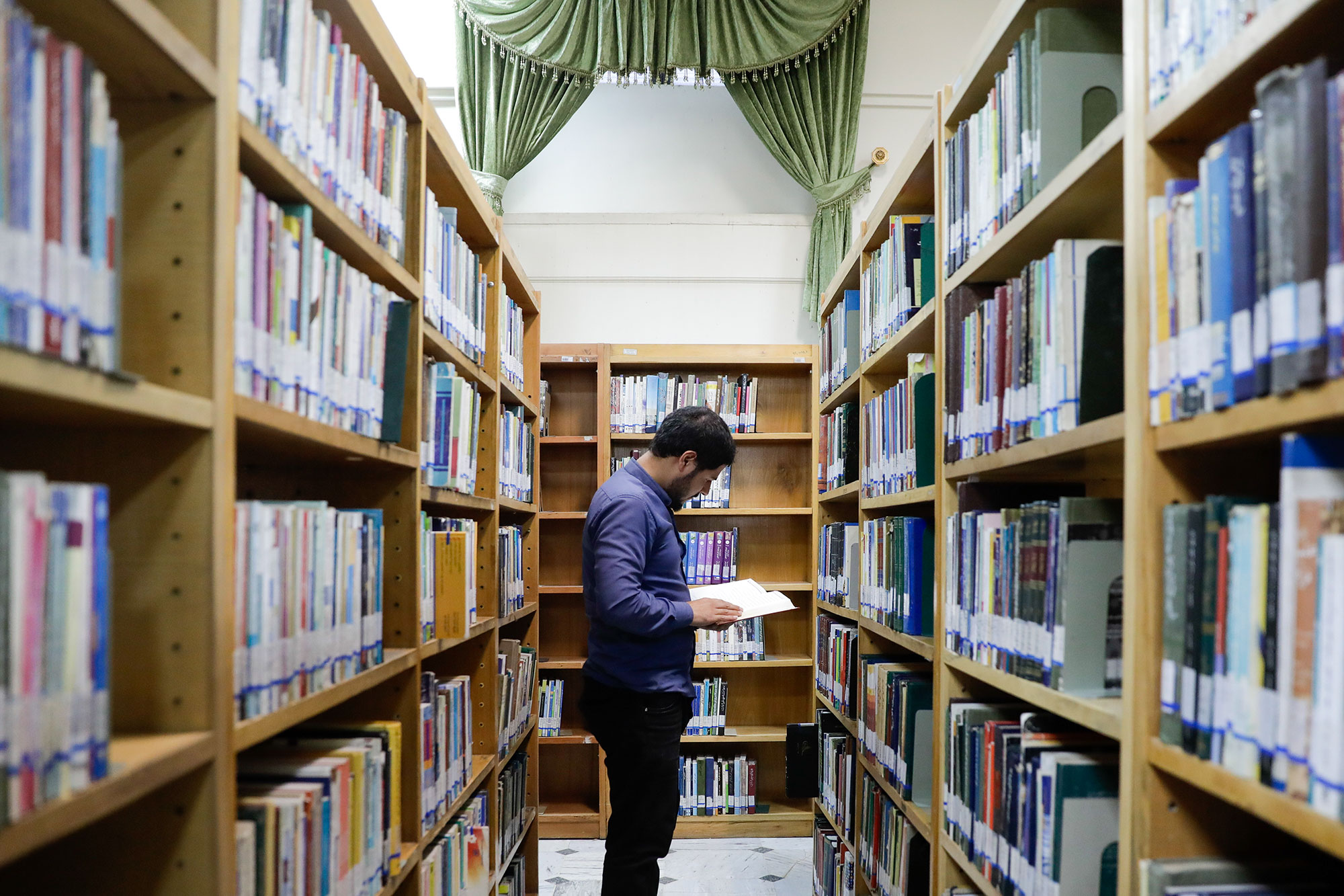 تالار مطالعه قفسه باز آقایان کتابخانه مرکزی آستان قدس رضوی