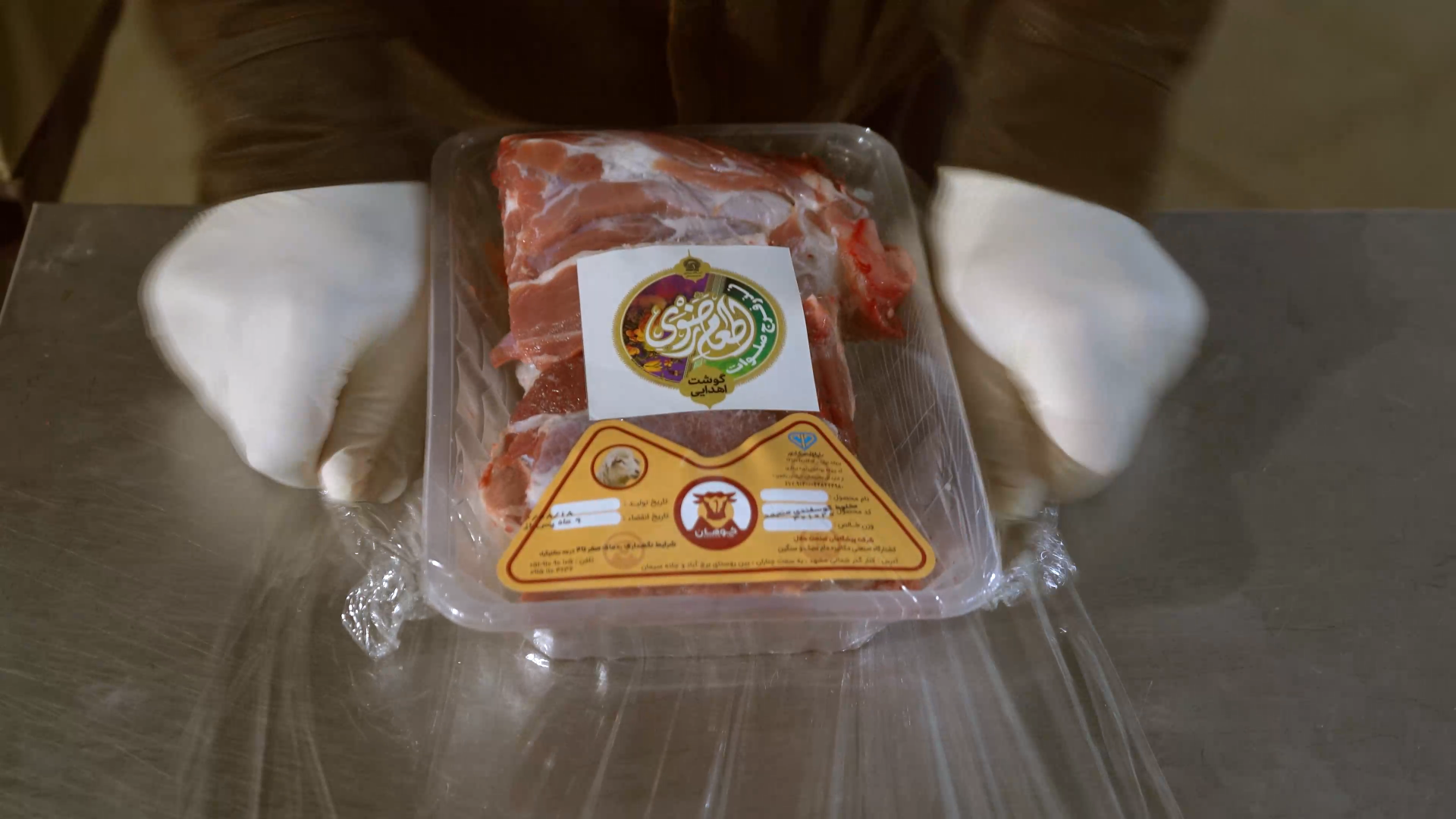 نذر گوشت هایی که عقیقه شد و بر سر سفره محرومان رسید