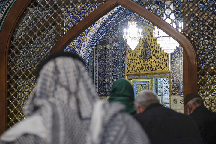 عکس با کیفیت : زیارت در حرم مطهر رضوی