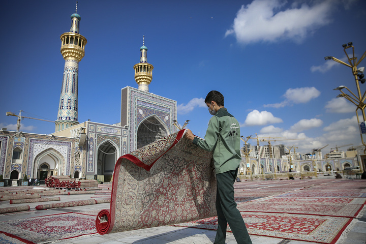 عکس با کیفیت : خدمت فرش در حرم مطهر رضوی