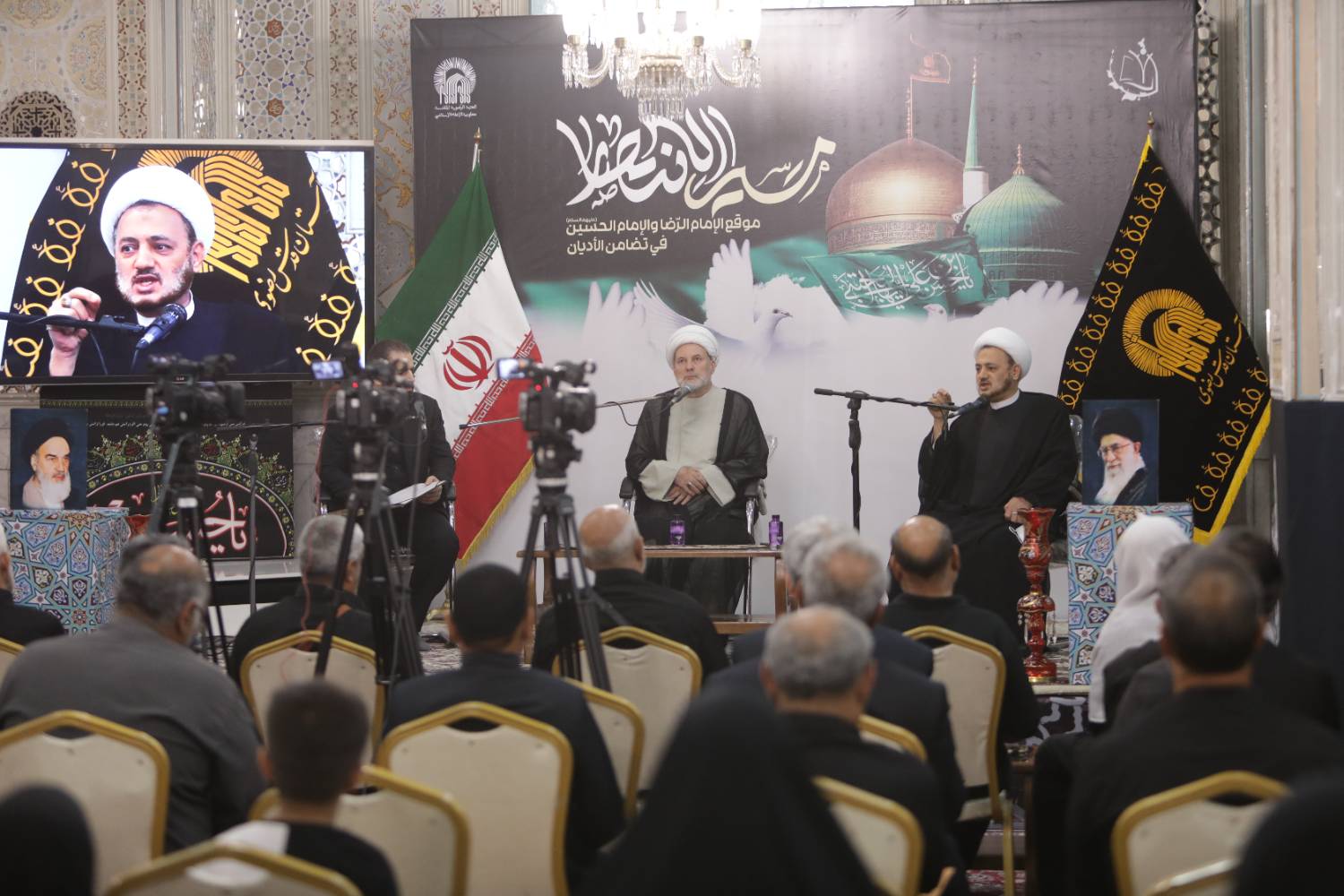 رواق دارالرحمه با مساحت 400 متر مربع در سال 1371، در حد فاصل صحن جمهوری و بست شیخ بهایی حرم مطهر رضوی افتتاح شد.