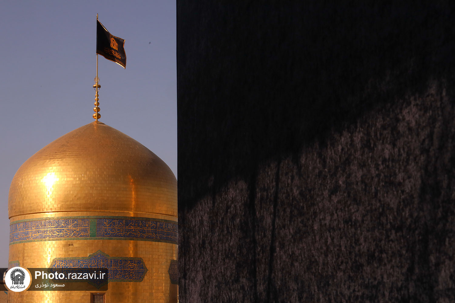 همزمان با ایام دهه فاطمیه و شهادت مظلومانه حضرت زهرا(س) به روایت هفتاد و پنج روز محفل شعر «یاس کبود» در حرم مطهر رضوی برگزار شد.