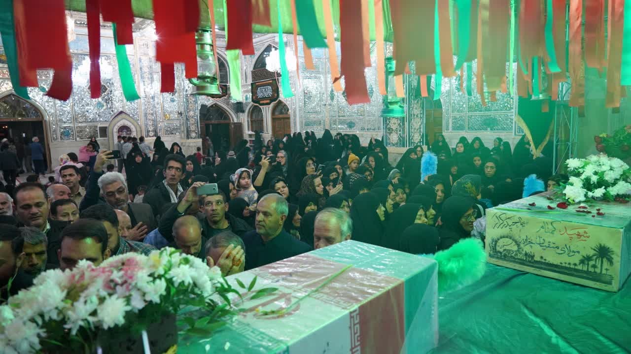  لاله‌های فاطمی میهمان میقات الرضا/ طواف پیکرهای مطهر دو شهید گمنام در حرم حضرت حسین بن موسی الکاظم(ع)