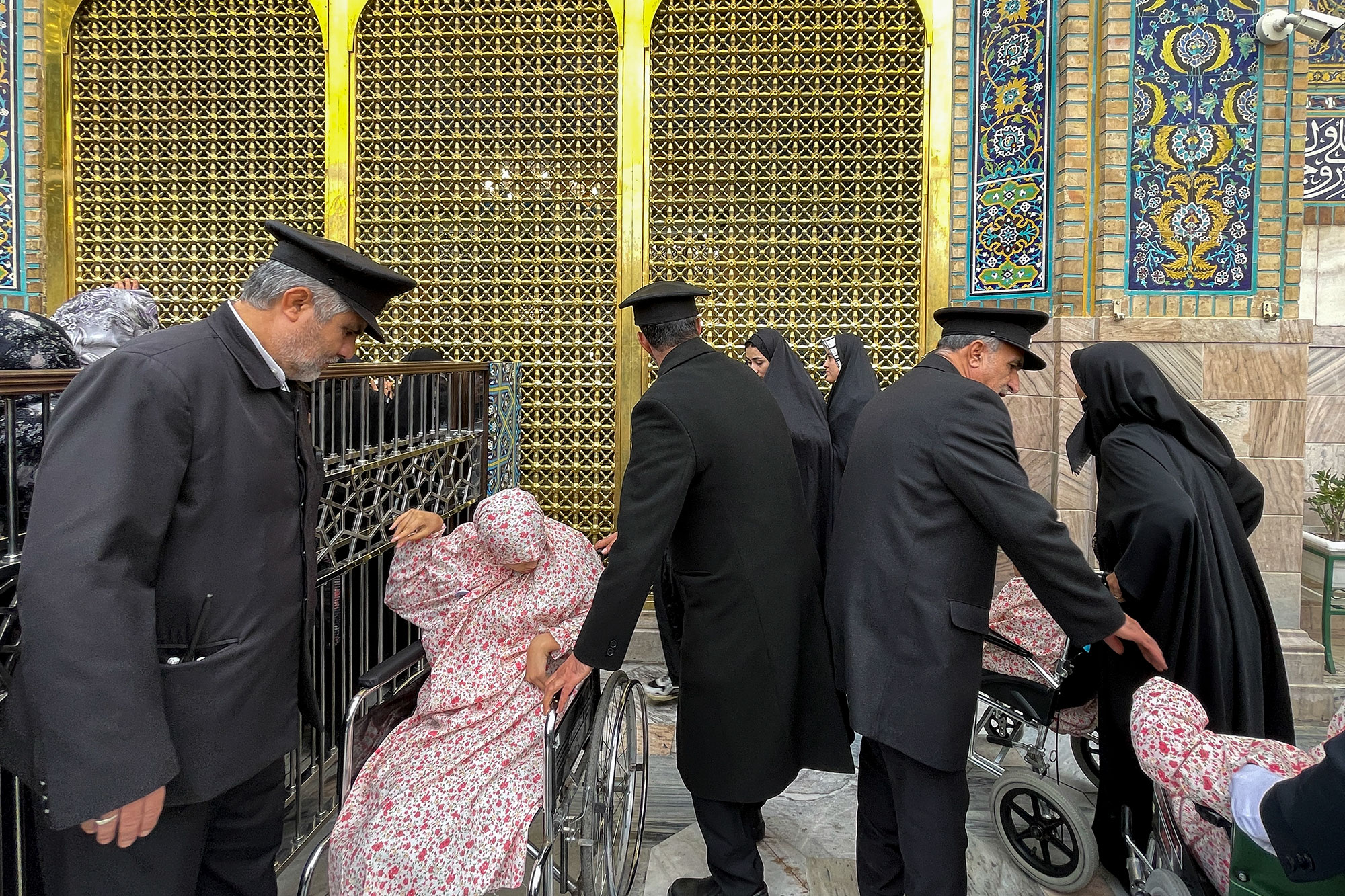 تشرف دانش‌آموزان مدرسه استثنایی امام رضا(ع) تهران به حرم مطهر رضوی