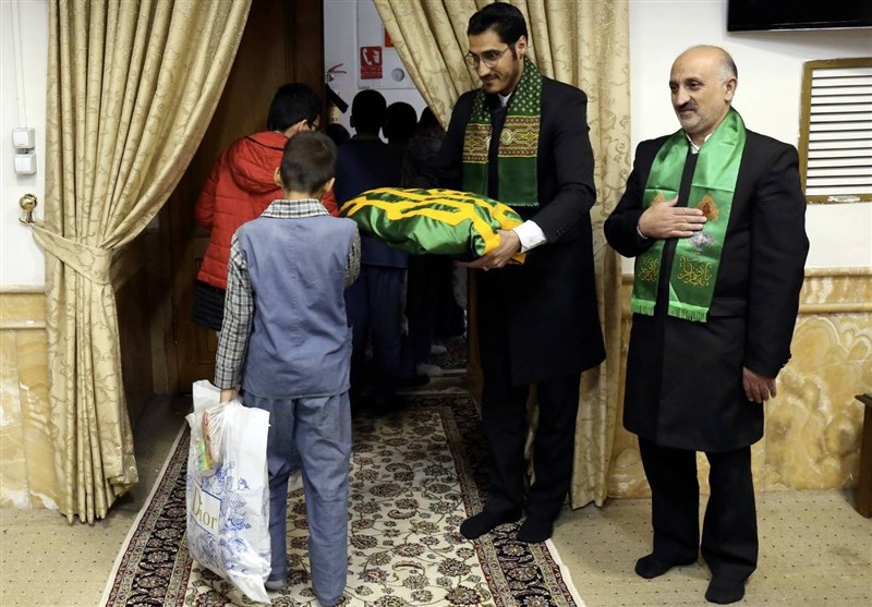 اهدای لباس گرم به دانش‌آموزان نیازمند در حاشیه شهر 