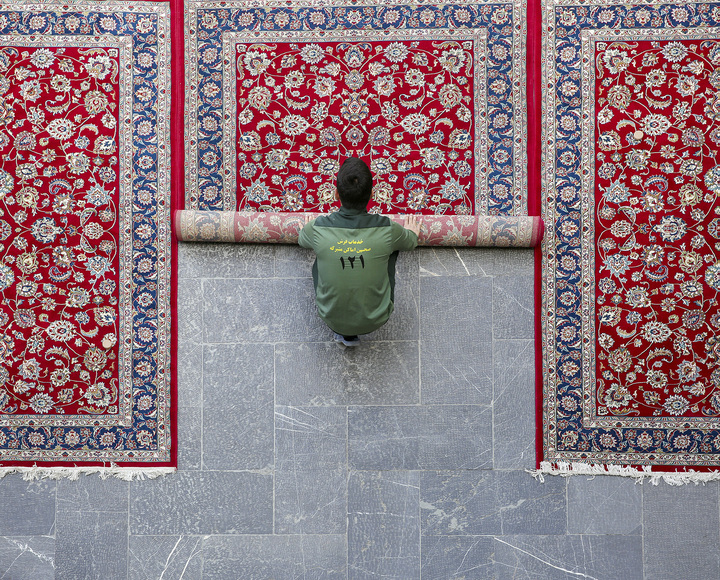عکس با کیفیت : خدمت فرش در حرم مطهر رضوی