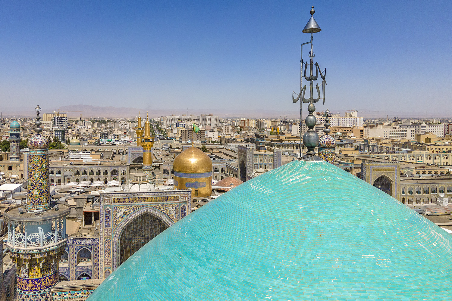 عکس با کیفیت : گنبد و گلدسته حرم مطهر رضوی