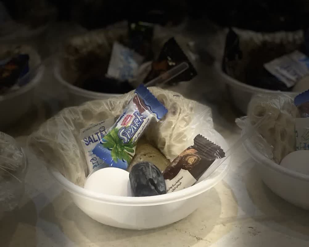 توزیع ۳۱۳ بسته افطاری رضوی بین روزه داران منطقه 5 تهران