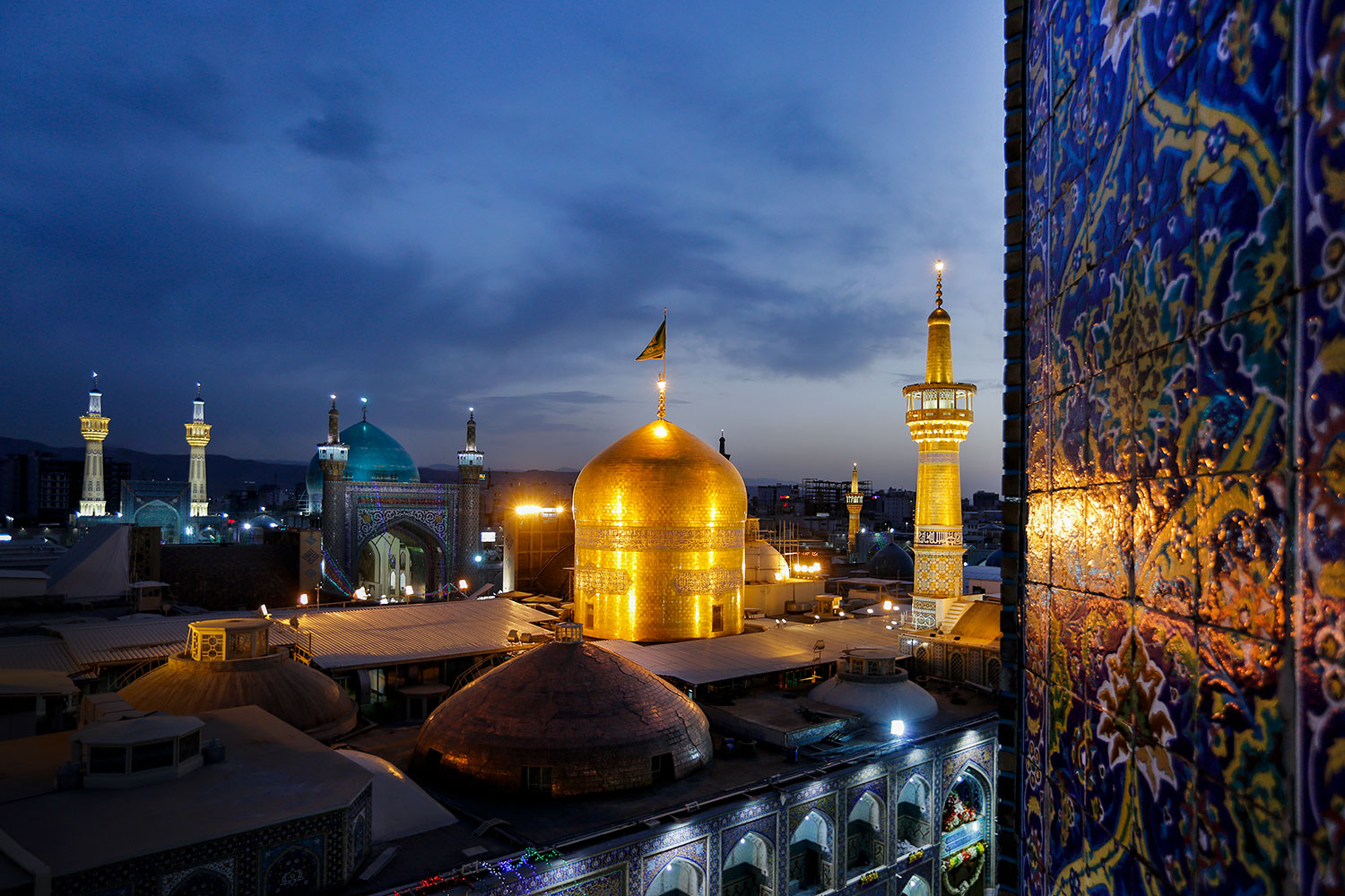 عکس با کیفیت : گنبد و گلدسته حرم مطهر رضوی