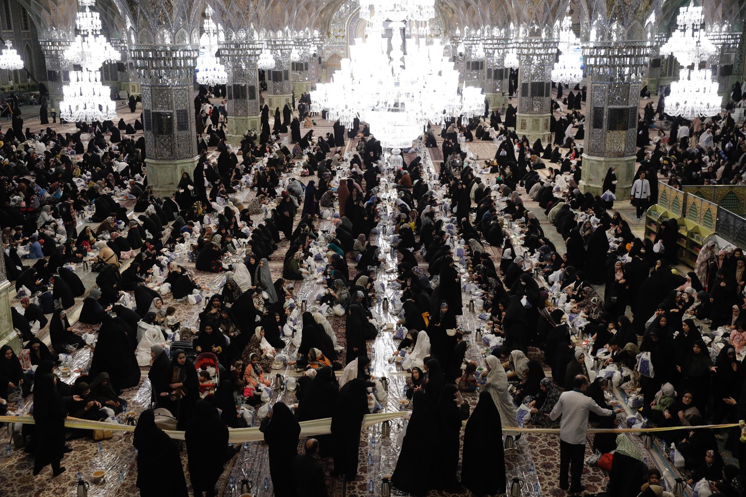 مراسم افطاری طرح ضیافت اکرام رضوی در شب نیمه ماه مبارک رمضان همزمان با میلاد کریم اهل بیت(ع) با حضور زائران و مجاوران بارگاه منور رضوی در رواق امام خمینی و رواق دارالمرحمه، صحن امام حسن مجتبی، پیاده راه آیت الله طبسی، باب الهادی و باب الکاظم برگزار شد.