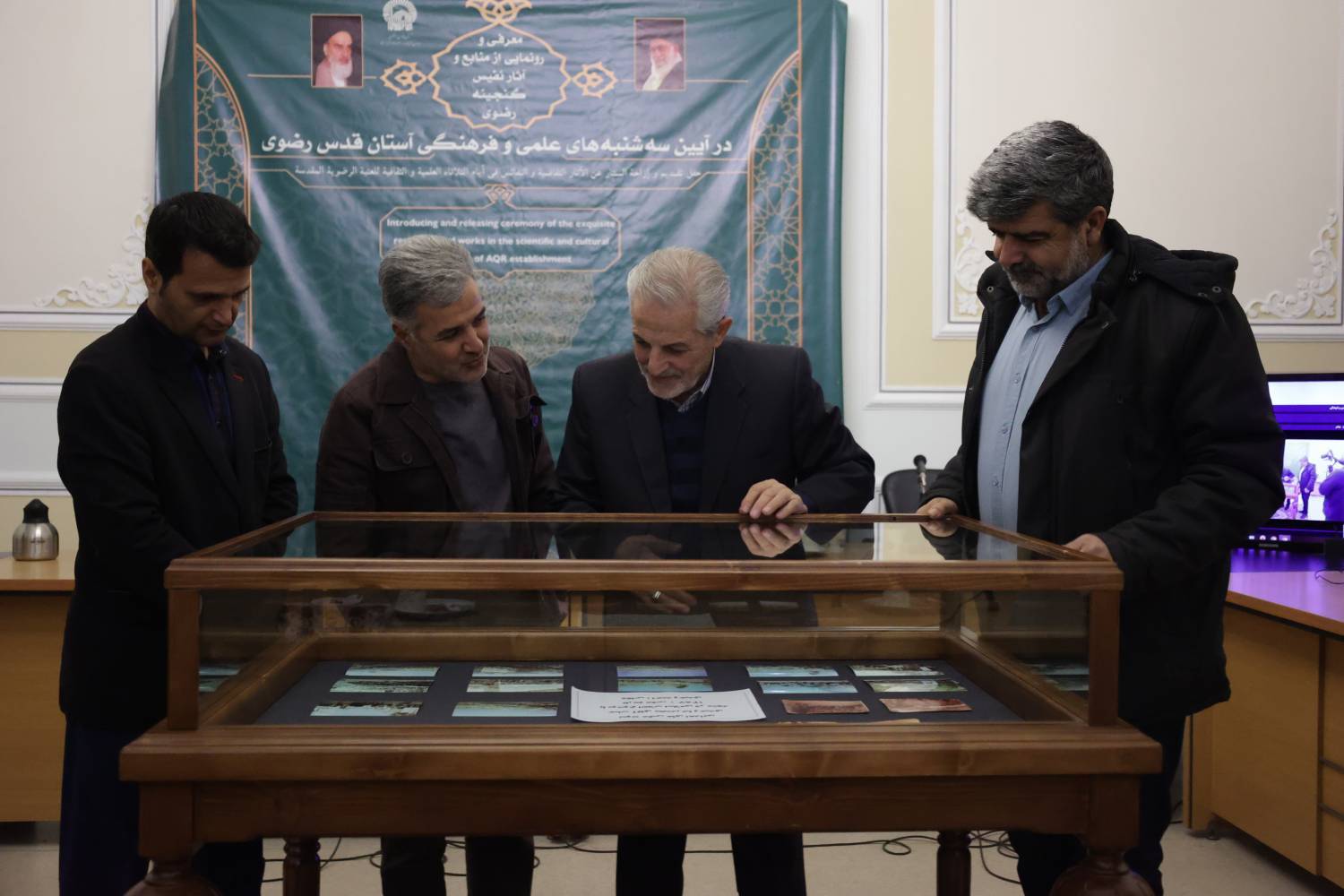 رونمایی از عکس‌های اهدایی به مرکز اسناد آستان قدس رضوی با موضوع انقلاب اسلامی 