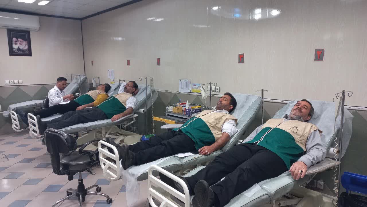 اهدای خون خادمیاران آران و بیدگلی به بیماران