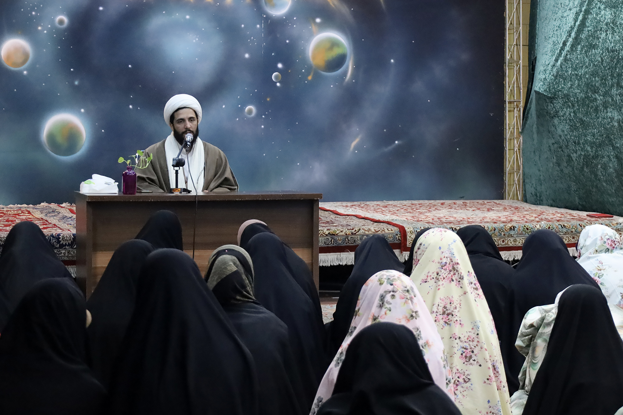 قرائت زیارت ام داوود در موسسه جوانان آستان قدس رضوی