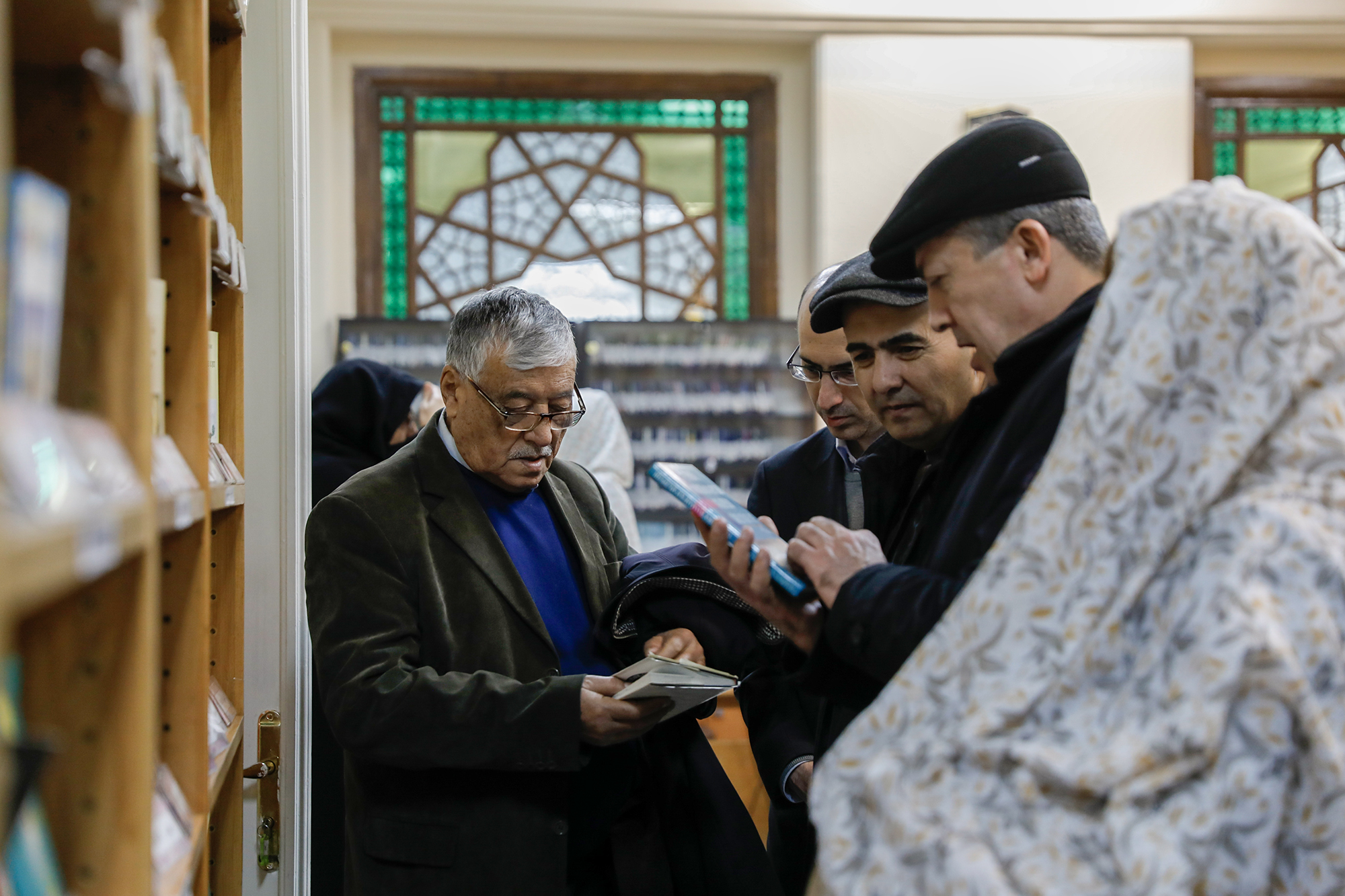 بازدید اساتید کشور تاجیکستان از کتابخانه مرکزی آستان قدس رضوی