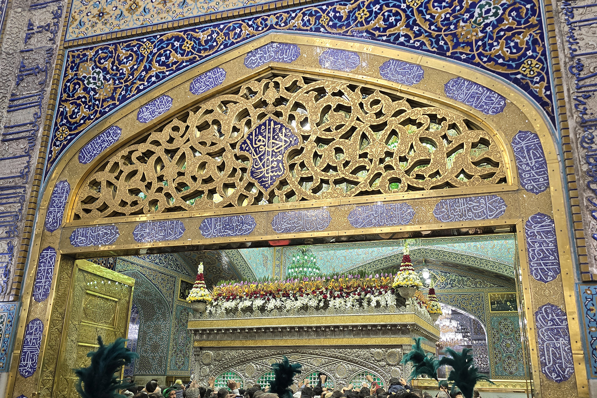 گل آرایی ضریح مطهر رضوی در شب نیمه شعبان