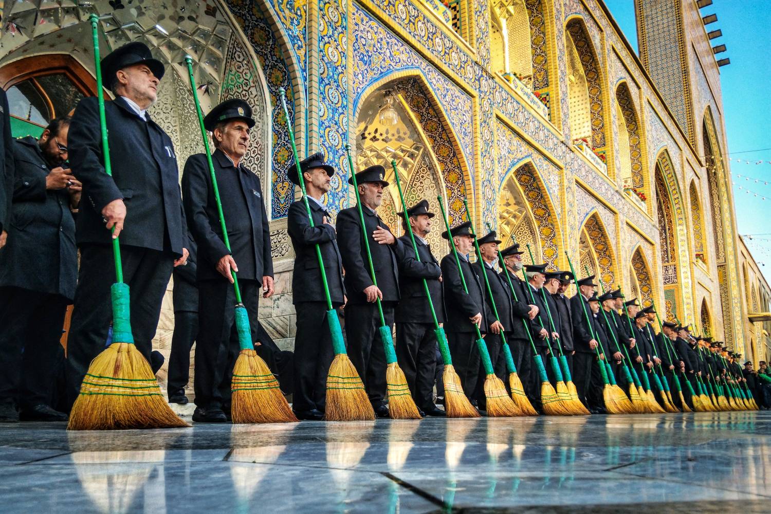 فراشان بارگاه منور رضوی، خدمت به زائران را عشقی بی‌پایان می دانند 