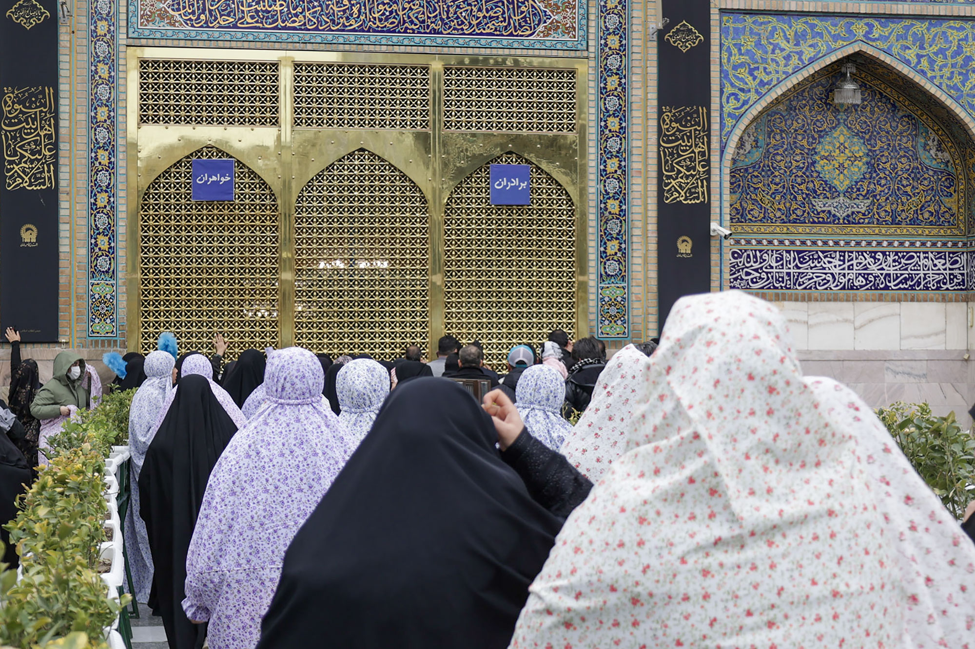تشرف دختران دهه هشتادی به حرم مطهر رضوی