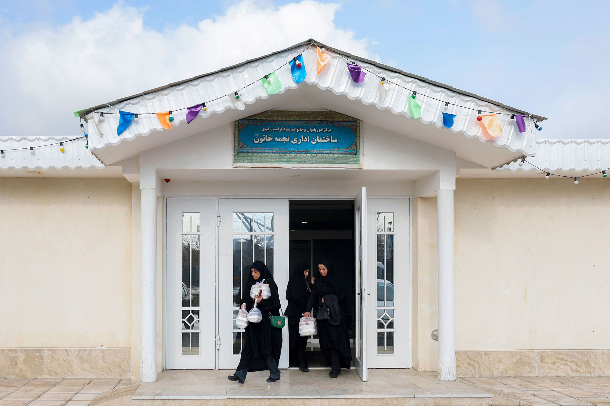 گوهرواره خدمت در آستانه بهار