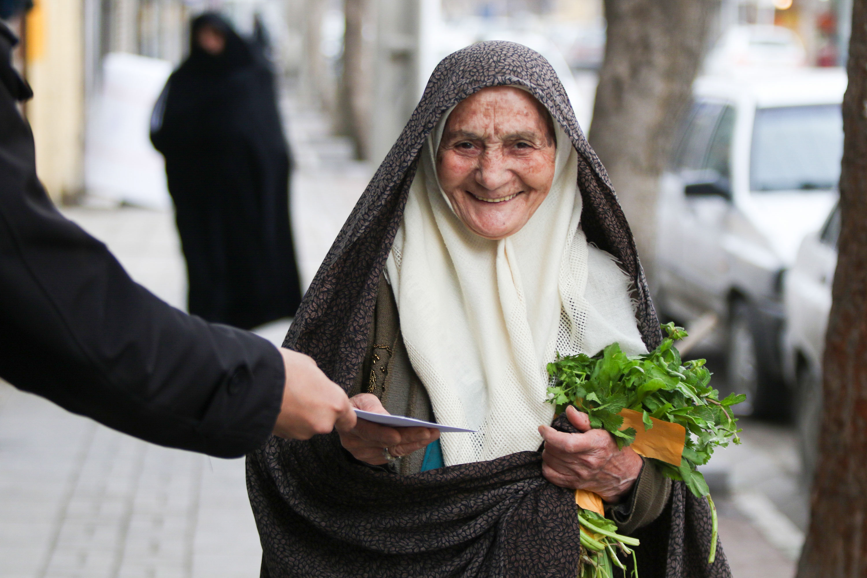 توزیع دعوتنامه افطاری حرم مطهر رضوی در مشهد