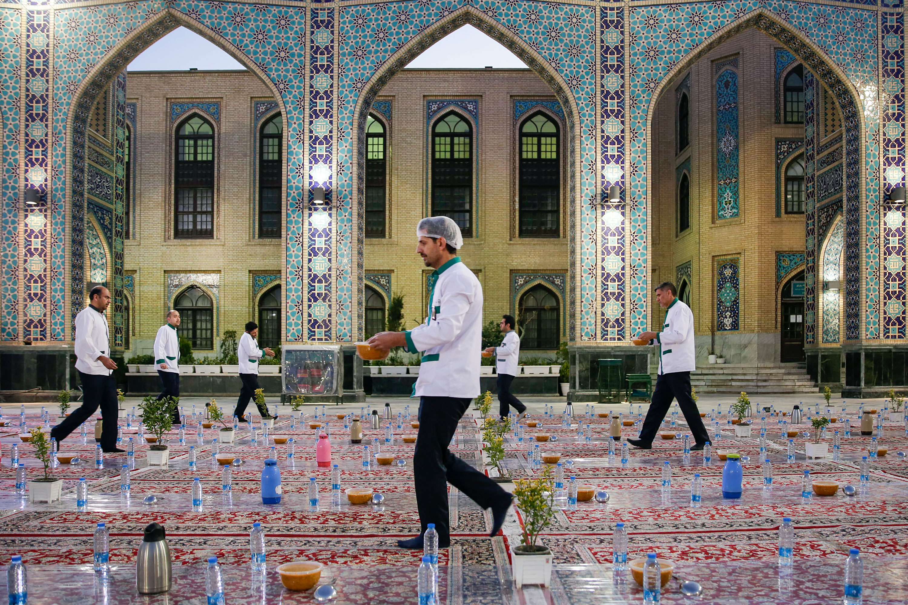ضیافت افطاری زائران حرم مطهر رضوی در شب میلاد کریم اهل بیت-1