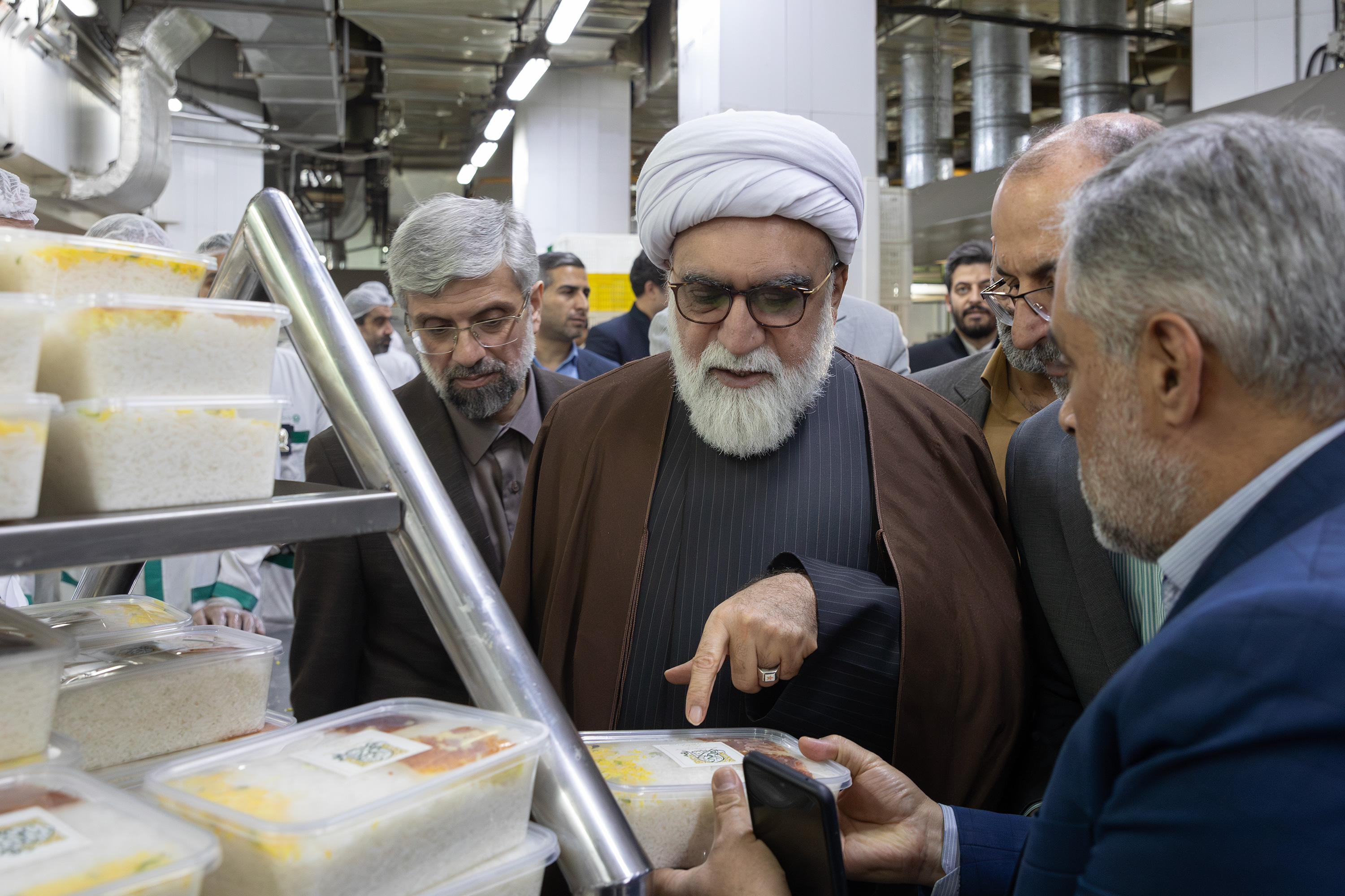 بازدید تولیت آستان قدس رضوی از روند آماده‌سازی غذای متبرک افطار