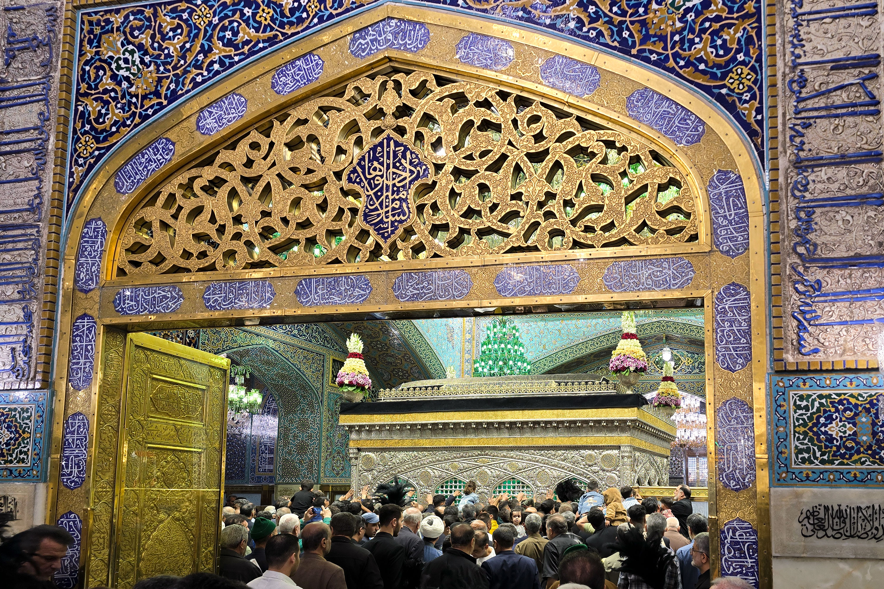 سیاه پوشی حرم مطهر رضوی در آستانه ایام شهادت امیرالمومنین
