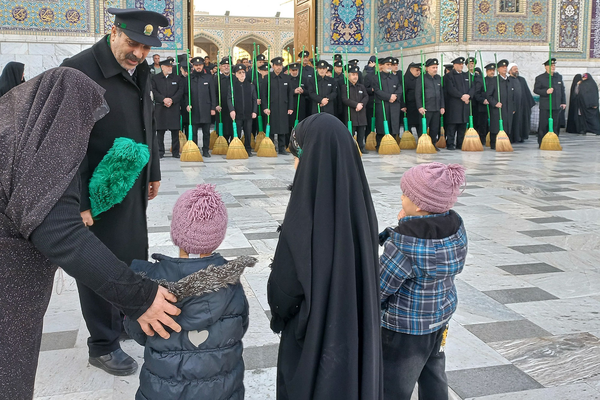 آیین تعویض شیفت دربانان بارگاه منور رضوی