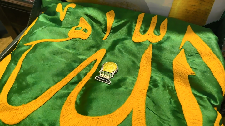 اهدای حکم و نشان خادمی شهید سید حسن نصرالله به خانواده شهید