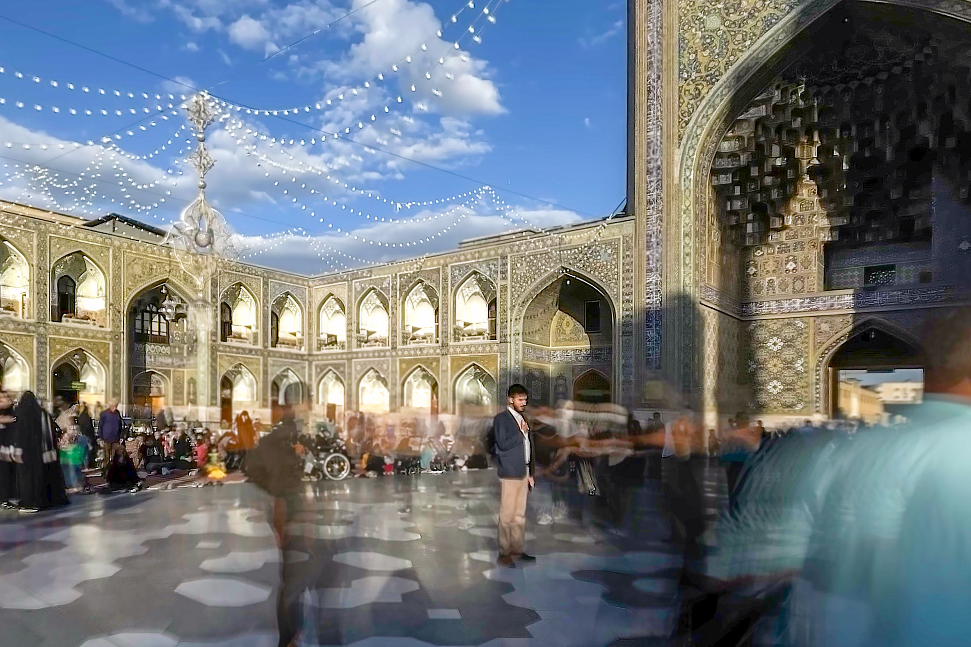 شور و شوق زیارت در حرم امام هشتم