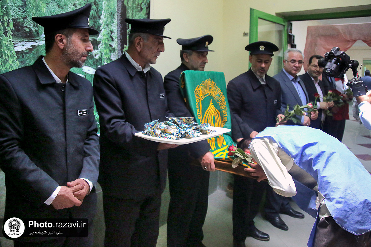 چهار زندانی جرائم غیرعمد همزمان با آغاز دهه کرامت، به همت خادمان مهمانسرای غدیر حرم امام رضا(ع) طعم شیرین آزادی را چشیدند.