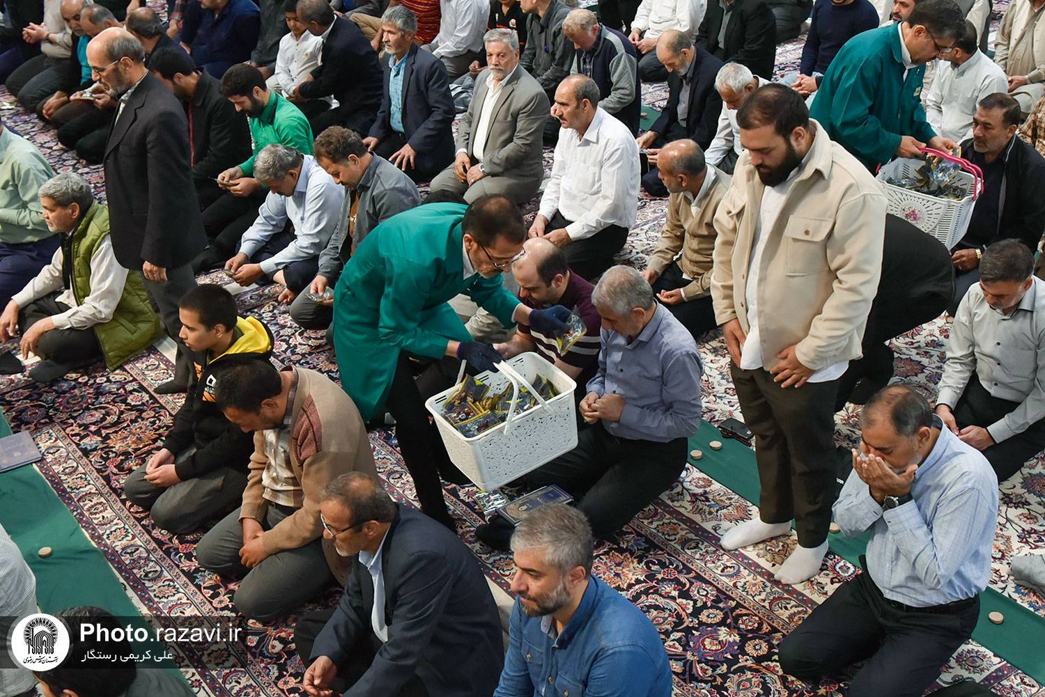 بسته های گل خشک متبرک بین نمازگزاران نماز جمعه توزیع شد