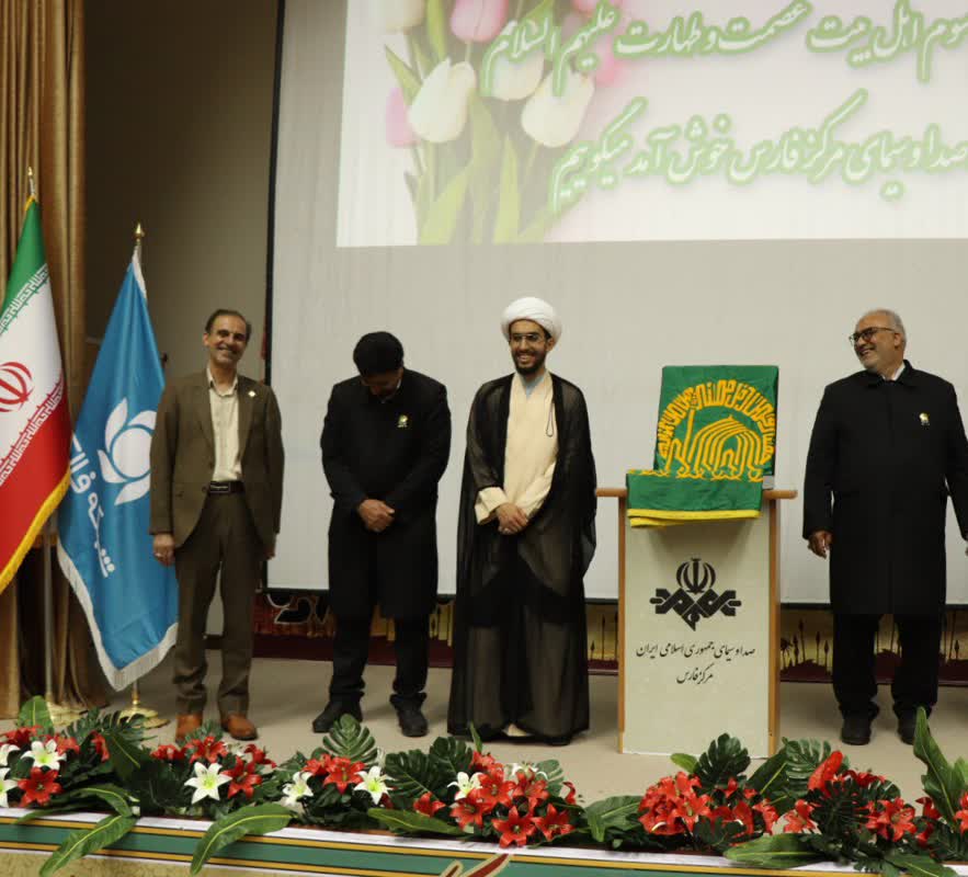 اهدای نشان خدمت امام رضا (ع) به مدیر کل صدا و سیمای فارس