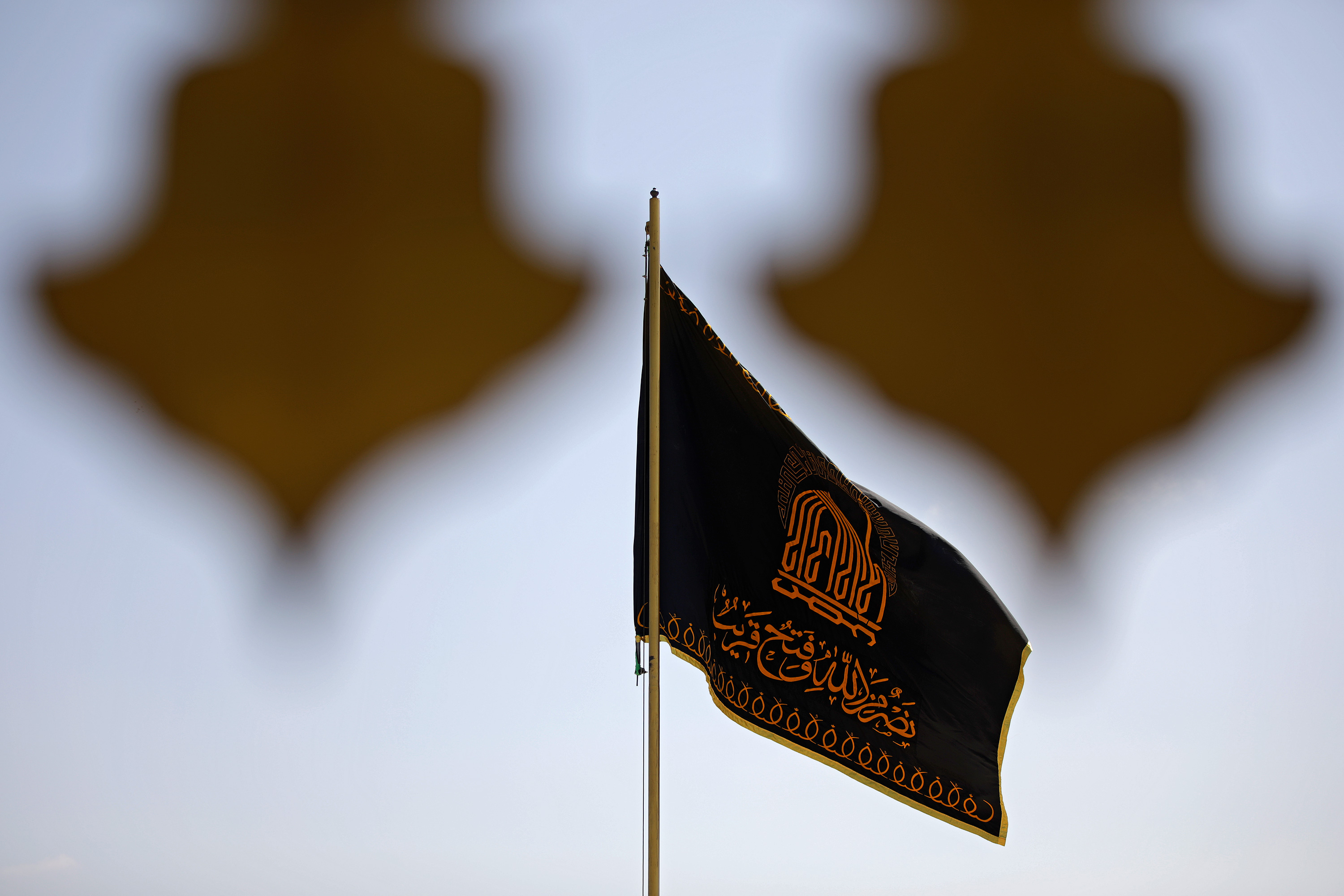 تعویض پرچم حرم مطهر رضوی به‌ مناسبت شهادت رئیس جمهور و جمعی از مسئولان