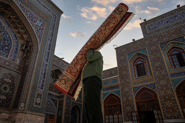 عکس با کیفیت : خدمت فرش در حرم مطهر رضوی