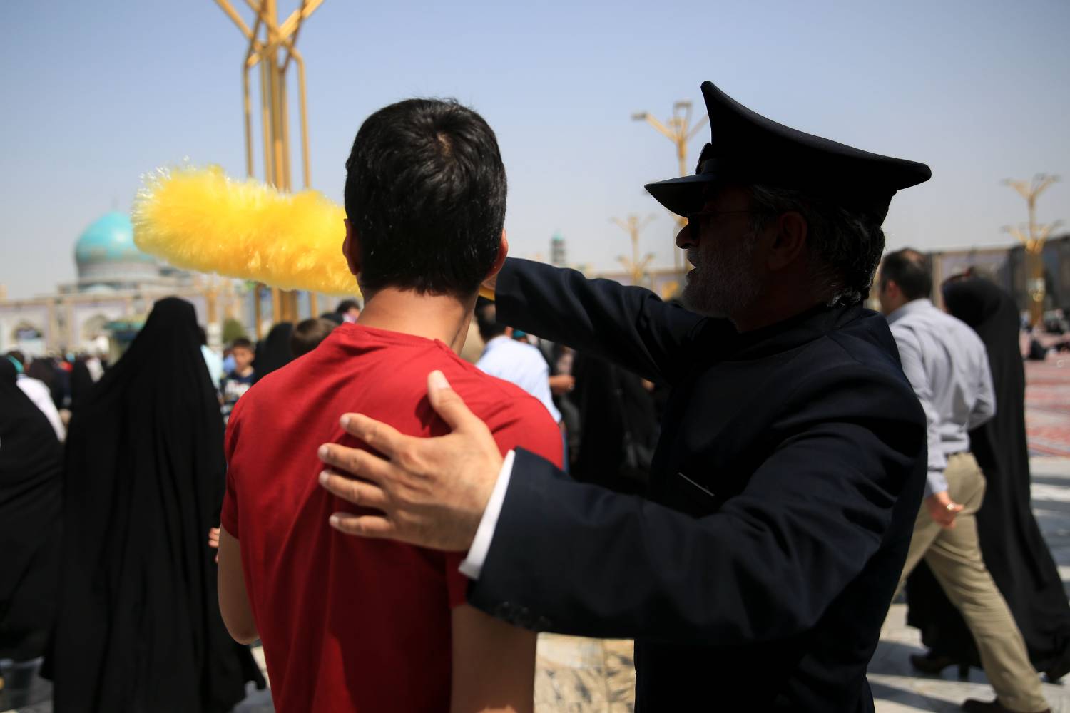 عزت و آبرویم از حضرت رضاست / خدمت یعنی جلب رضایت زائران