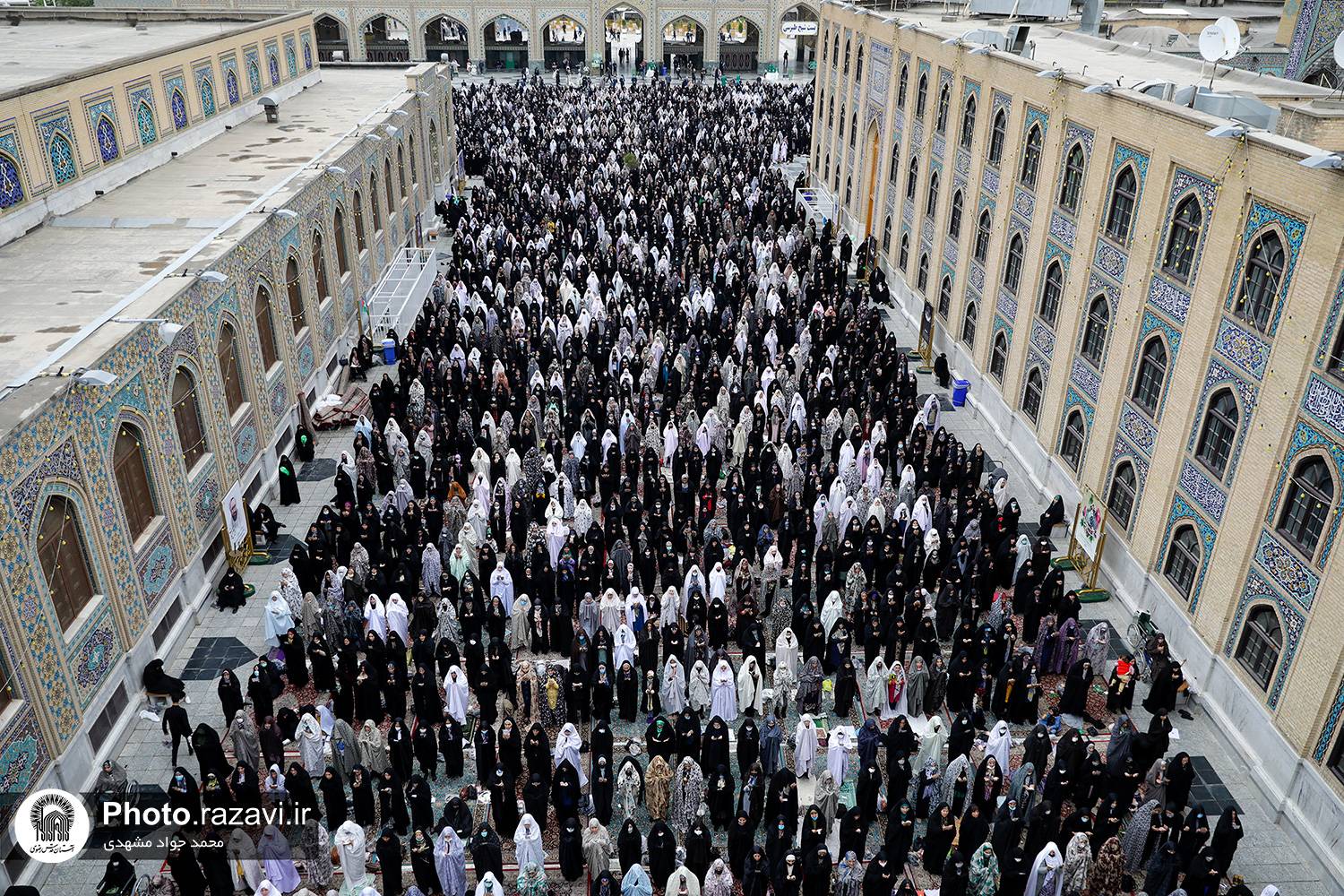 معاون تبلیغات اسلامی حرم مطهر رضوی گفت: روزانه بیش از 50 نوبت نماز جماعت در صحن‌ها و رواق‌های مختلف حرم مطهر رضوی برگزار می‌شود. 
