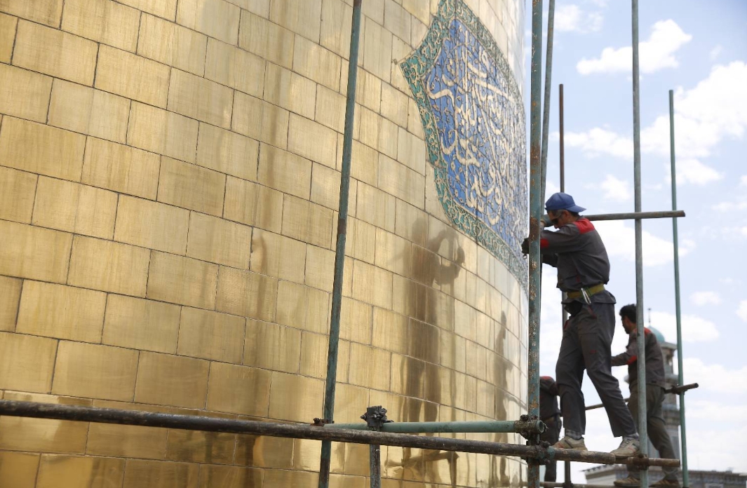 دست‌های عاشق، نگارگر گنبد رضوی