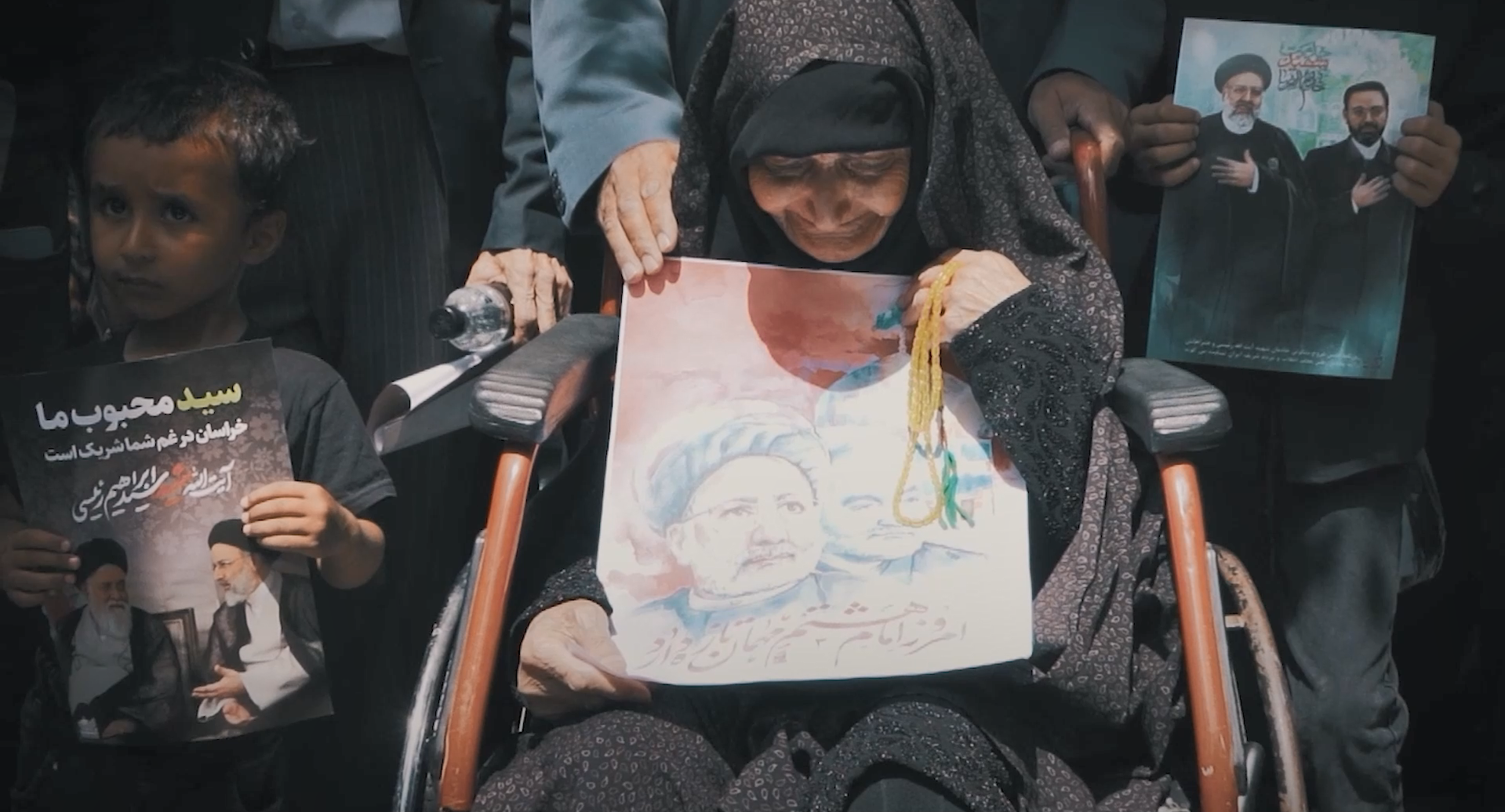 در چهلمین روز شهادت شهدای خدمت، زائران بارگاه رضوی یاد و نام شهید رئیسی و همراهان را گرامی داشتند