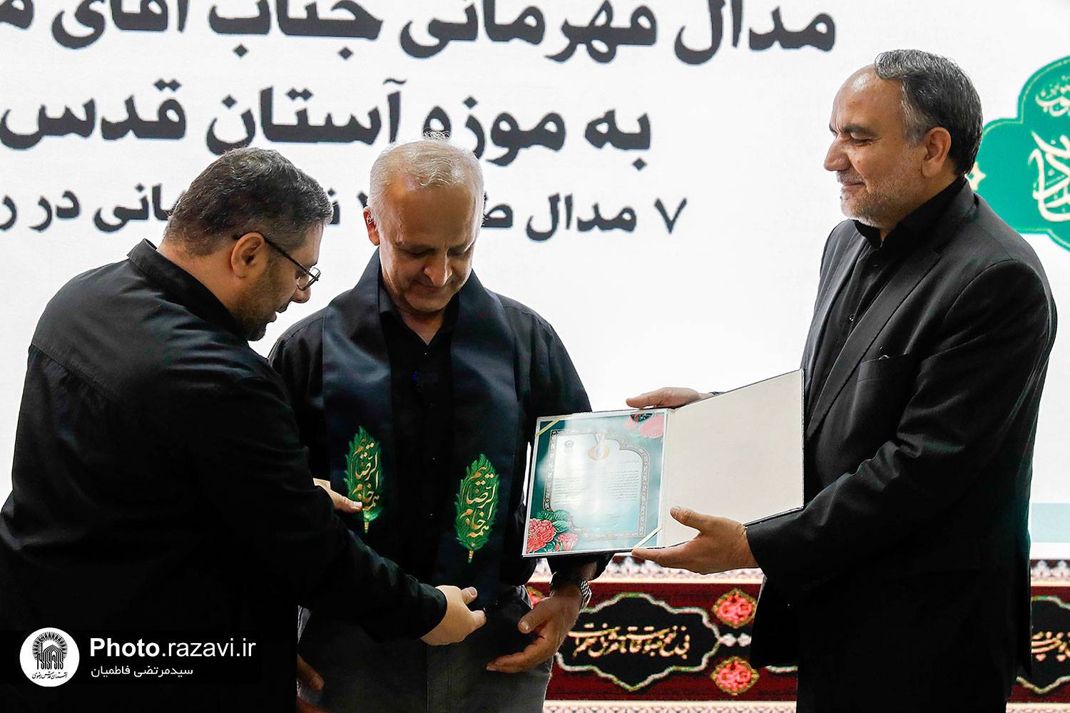 اهدای ۷ مدال محمد بهبودی به موزه آستان قدس رضوی 